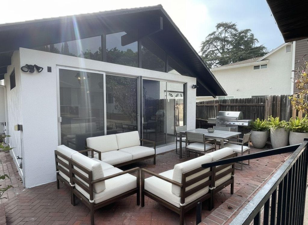 staged room: back patio modern