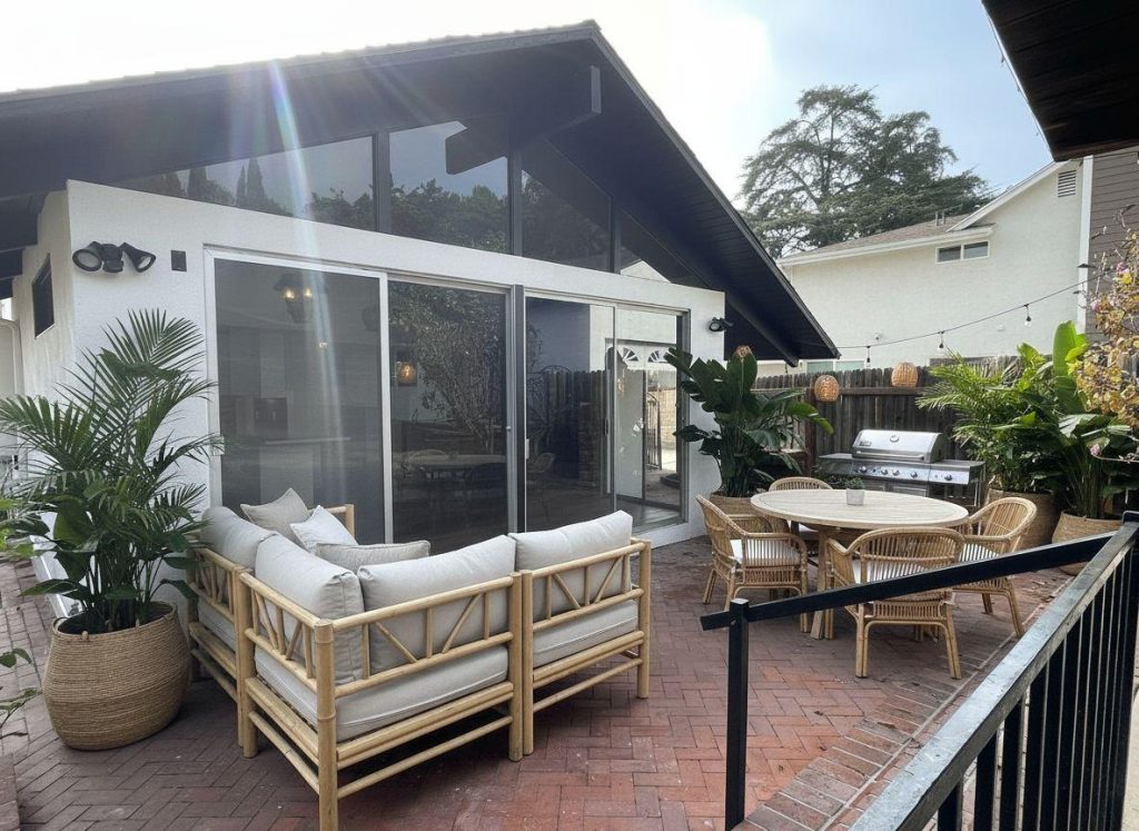 staged room: back patio tropical